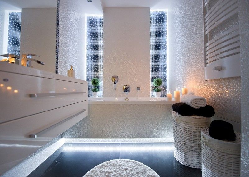 Banheiro-design-mosaico-ladrilhos-iluminação-pequeno espaço