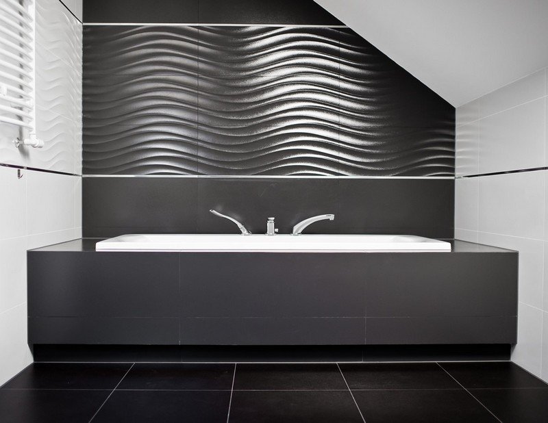Azulejos de parede brancos e pretos pequenos com design de banheiro