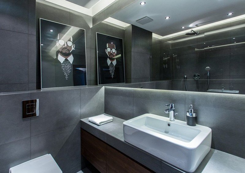 banheiro-espelho-parede-pia-iluminação indireta-minimalista-cinza