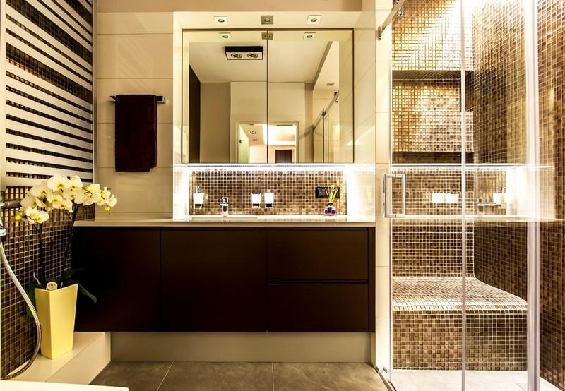 Enquadramento-mosaico-ladrilhos-ouro-iluminação de casa de banho