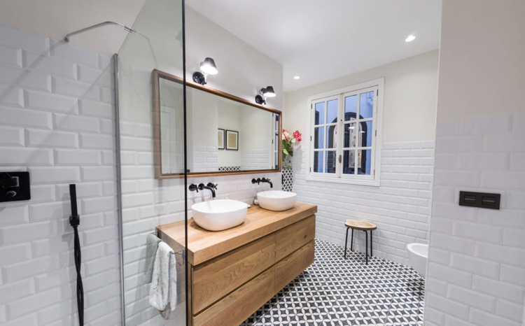 Banheiro branco preto com toque retrô, azulejos Metro, acessórios pretos e penteadeira de madeira