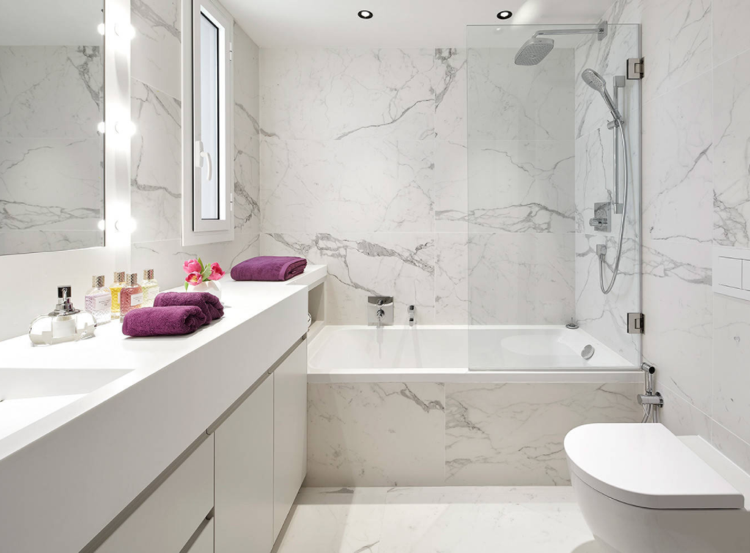 banheiro branco e cinza criam azulejos modernos com aparência de mármore