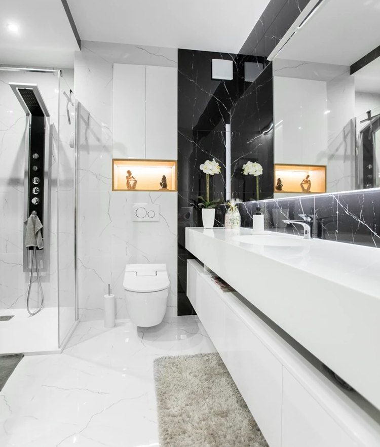 Banheiro de design moderno branco preto com azulejos em aparência de mármore