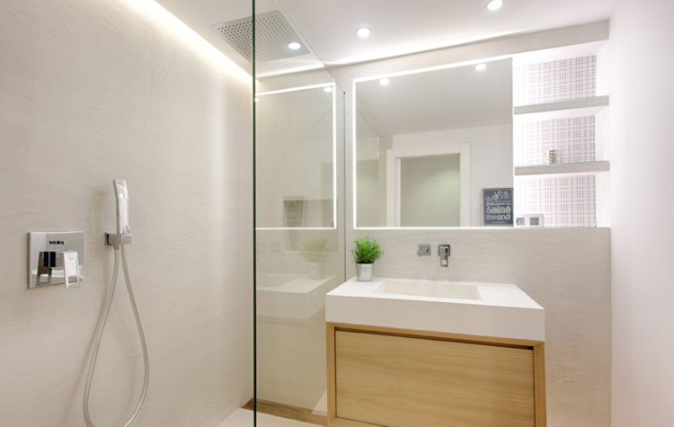 banheiro branco bege com parede de vidro iluminação moderna para espelhos e nichos de parede