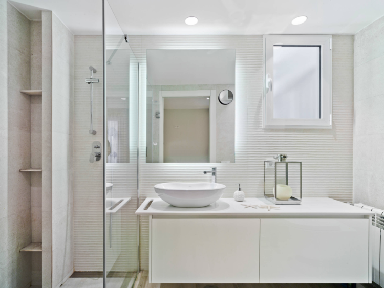 banheiro cinza branco moderno com box amplo