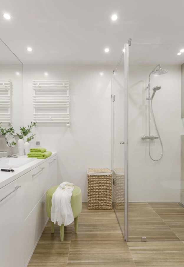 Banheiro em branco e marrom com box amplo