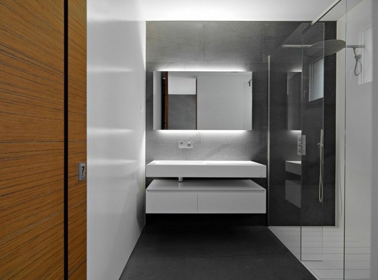 banheiro com chuveiro moderno cinza-branco banheiro console de iluminação indireta