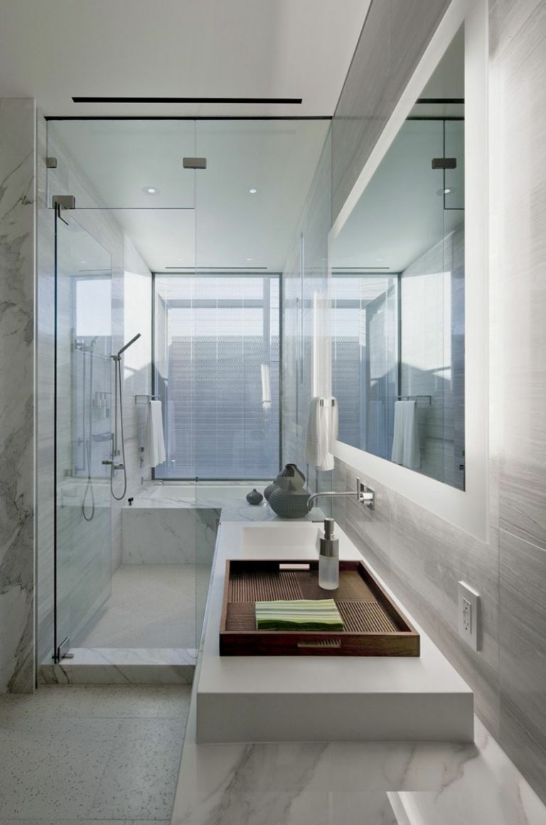banheiro com base de chuveiro pequena cabine de chuveiro de madeira design branco