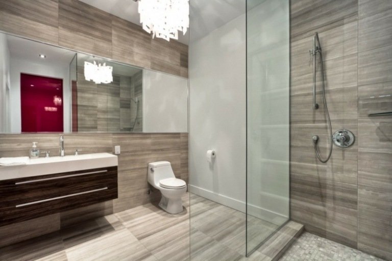 banheiro com chuveiro de azulejos cinza gabinete de banheiro espelho de efeito flutuante