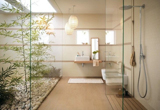 banheiro asiático zen com sensação de vidro parede de chuveiro construção de cascalho bambu