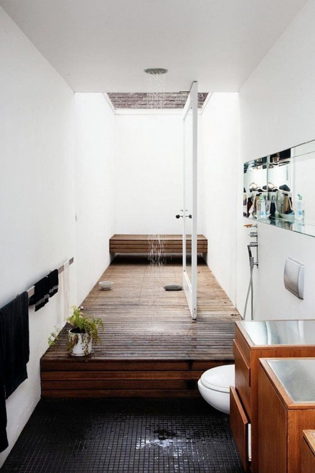 banheiro chuveiro com efeito de chuva em forma de piso de madeira espaço estreito