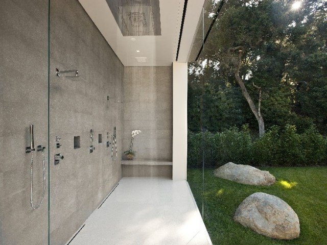 banheiro projeto jardim com parede de vidro perto da natureza