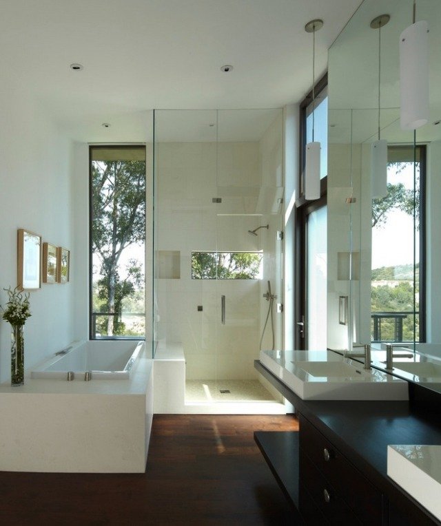 Casa de banho com duche, banheira e vistas do chão de madeira