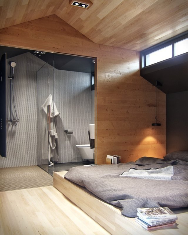 Banheiro com chuveiro com painéis de madeira abertos