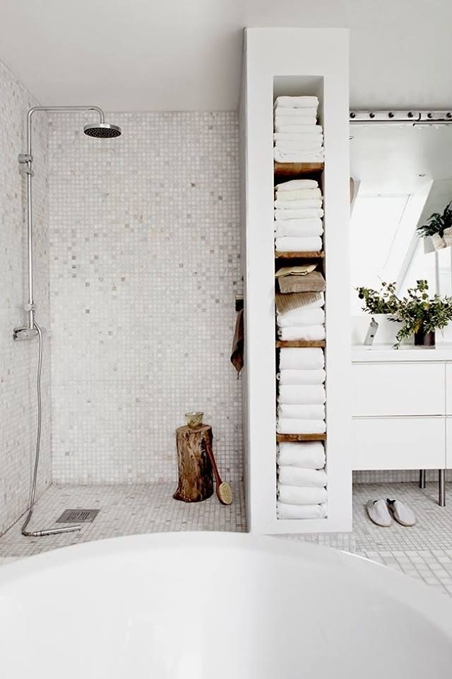 banheiro chuveiro parede chuveiro de mão mosaico branco rústico