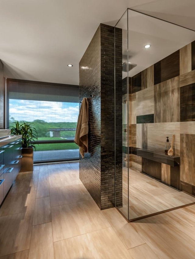 Banheiro com box de vidro, piso de ladrilhos de madeira, ideias óticas