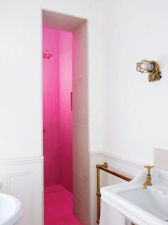Banheiro com área de chuveiro, iluminação rosa cria ideias