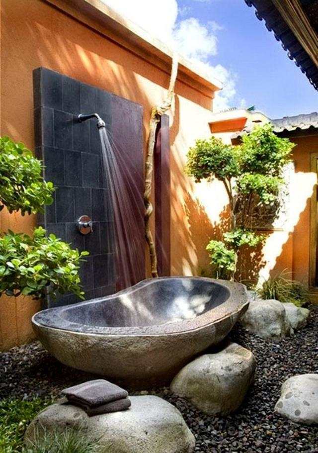 chuveiro externo, banheira de pedra, cascalho oval