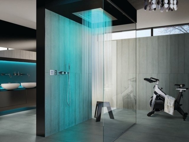 chuveiro de chuva banheiro moderno iluminação azul cabine de vidro