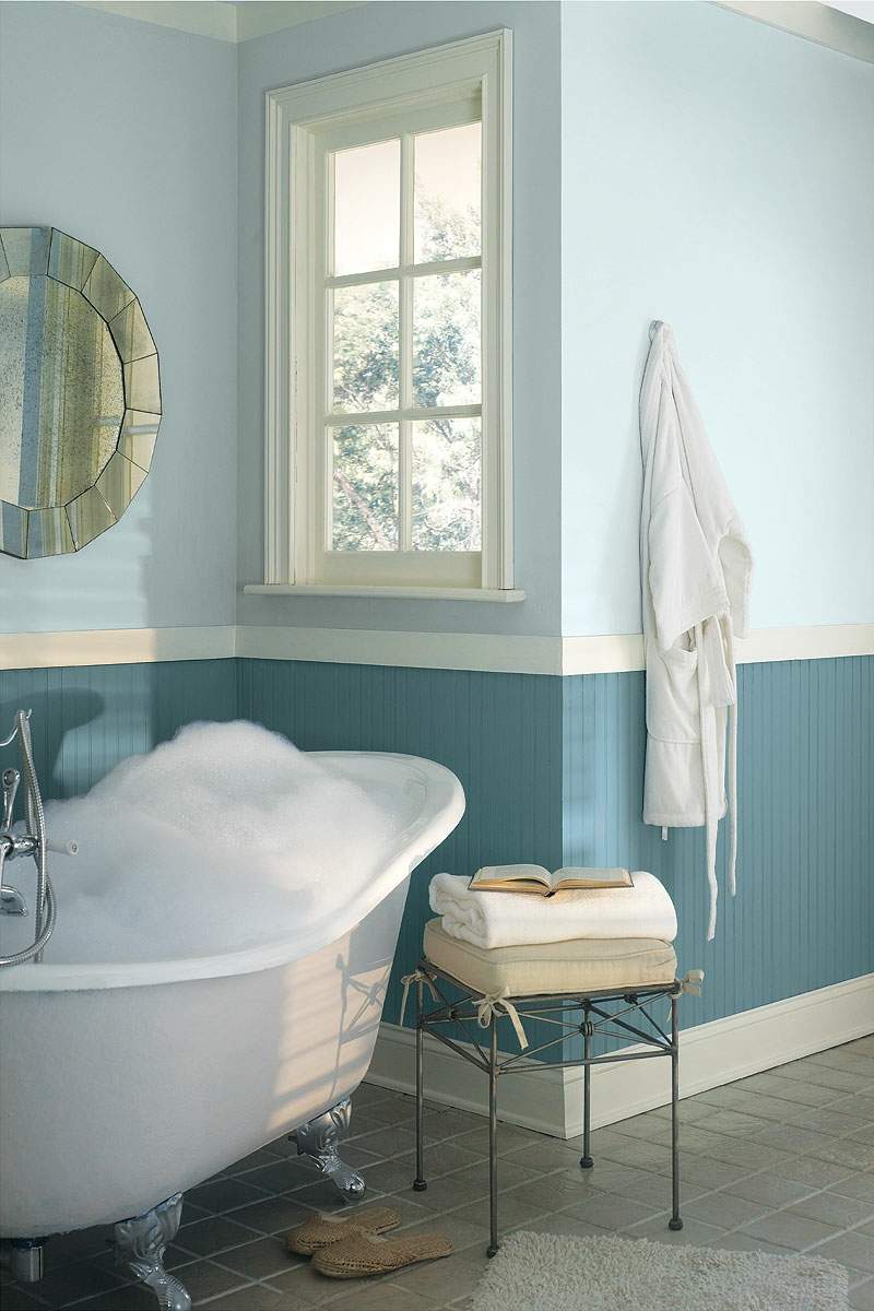 cor no banheiro azul claro azul escuro banheira azul vintage mesa lateral