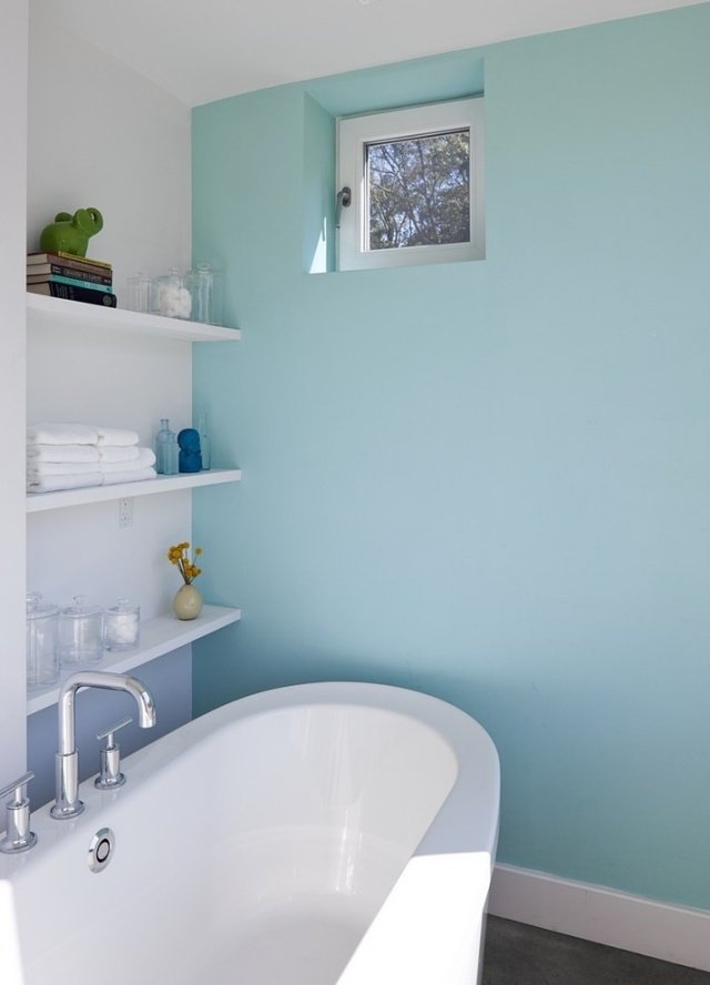 banheiro-parede-pintura-bebê-azul-aqua-banheira-prateleiras