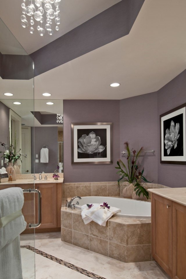 moderno-banheiro-canto-banheira-bege-azulejos-lavanda-pintura de parede