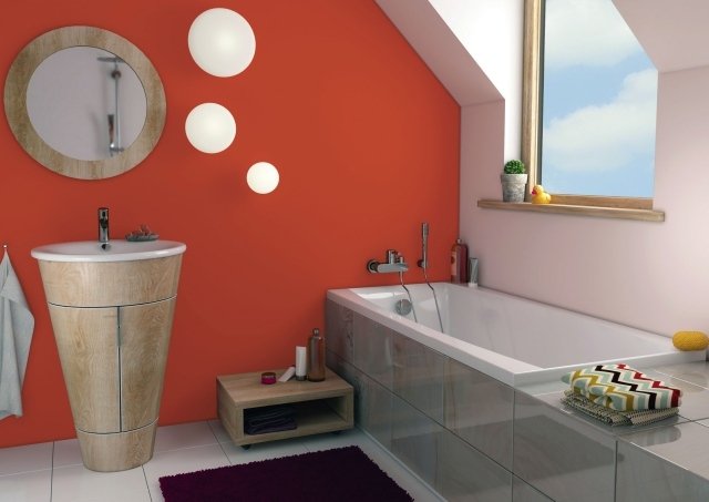 banheiro-telhado inclinado-laranja-acento coluna de parede lavatório-banheira