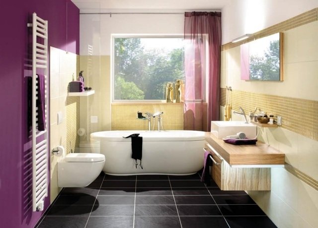 banheiro-berinjela-parede-pintura-bege-azulejos-banheira-janela