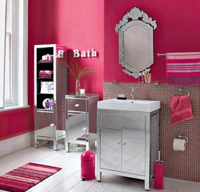 banheiro-parede-pintura-framboesa-mobília espelhada