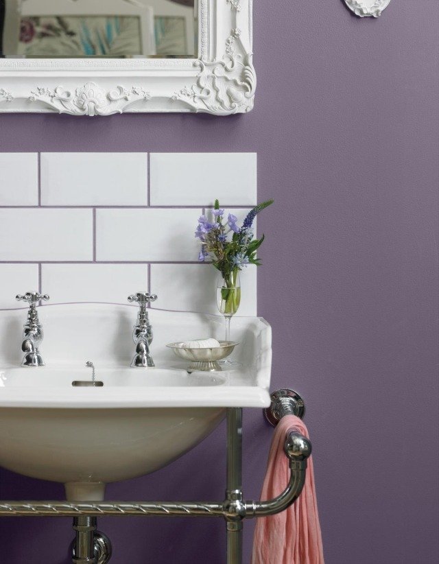 roxo-parede-pintura-banheiro-vintage-pia-toalheiros