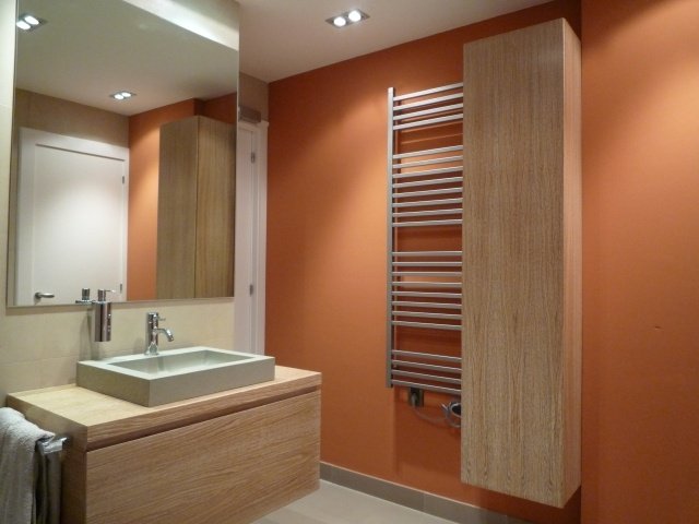 parede cor-banheiro-acento parede-laranja-madeira-móveis-alça-frentes livres
