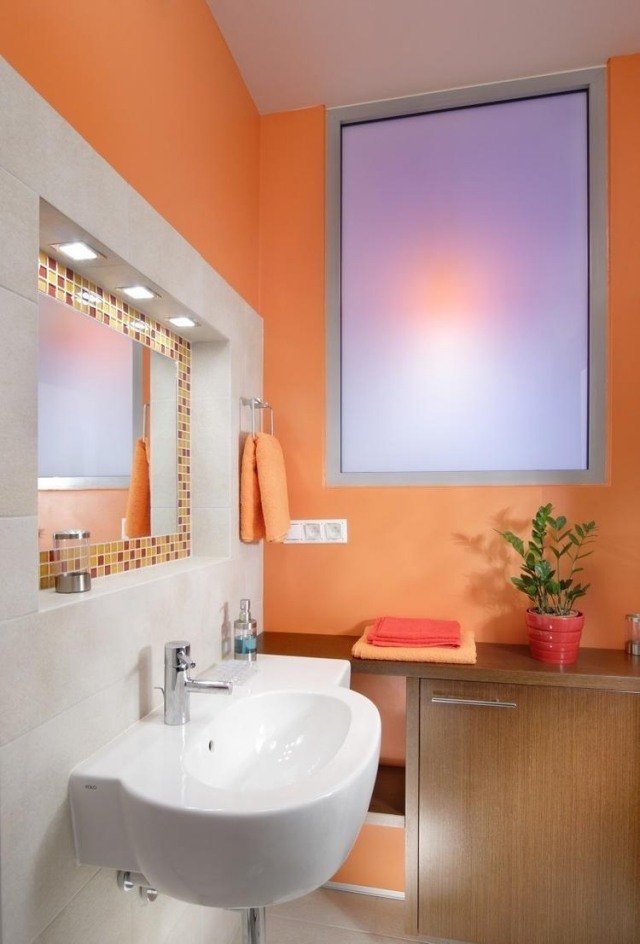 pintar no banheiro-pintar-laranja-branco-azulejo-mosaico