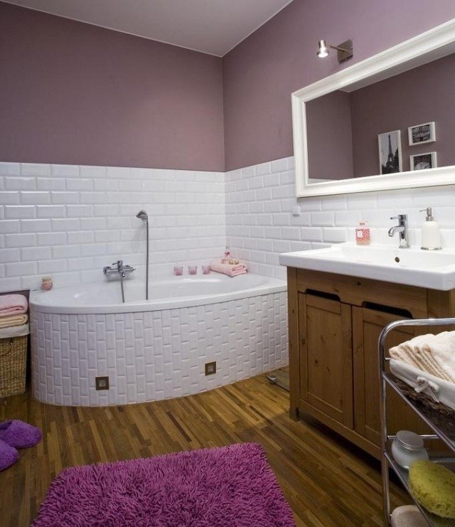 cor-banheiro-pintura-lilás-lilás-branco-azulejos-banheira
