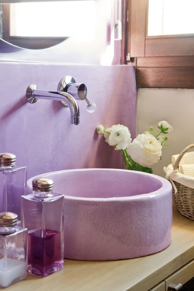 impermeável-cor-banheiro-lilás-redondo-bancada-lavatório-madeira-lavatório