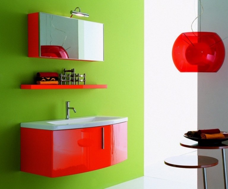 cor no banheiro parede verde vermelho mobiliário moderno