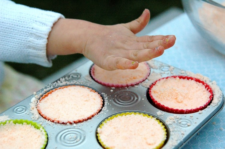 Mistura de ingredientes na forma de bolas de banho para crianças