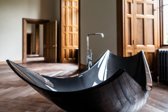 banheira vitoriana e pia com material de carbono preto brilhante