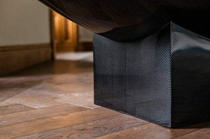 banheira com base de carbono preto em parquet de madeira