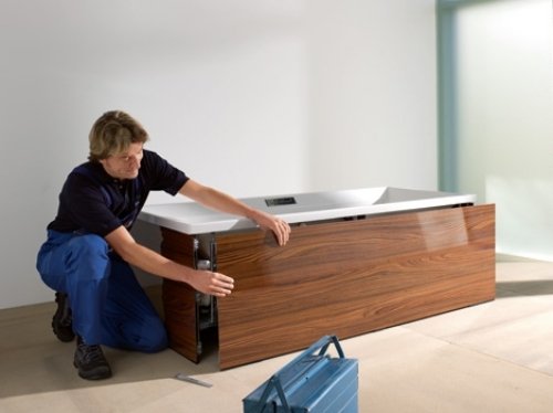 Monte o revestimento da banheira com aparência de madeira da duravit