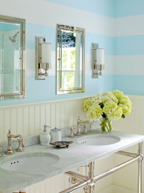 Decoração do banheiro com listras azuis e brancas marítimas