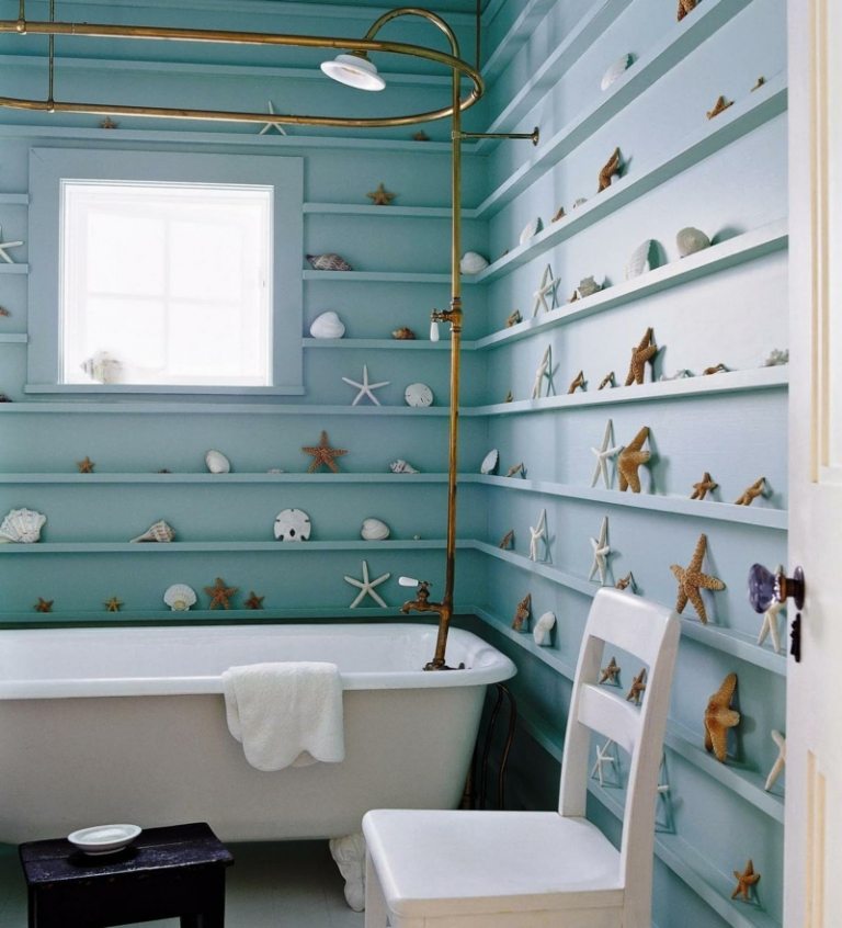 decoração de banheiro prateleiras estrela do mar azul acinzentada conchas corais banheira vintage