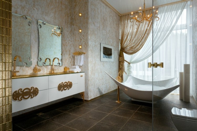 Banheiro com detalhes em ouro e acessórios de banheiro de design clássico