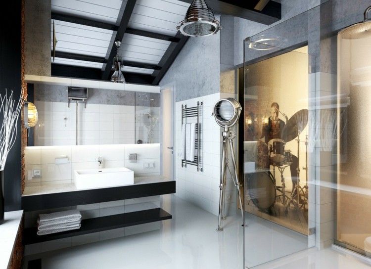 Banheiro, azulejos cinzentos, lavatório, cabina de duche ao nível do chão