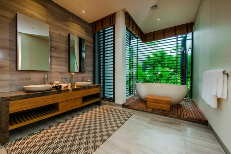 Tapete de parede de madeira com banheira independente de design de banheiro