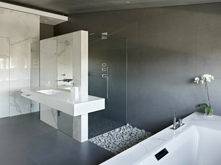 Banheiro com design de banheiro em mármore, ladrilhos de lavatório, lavatório embutido, banheira vitoriana