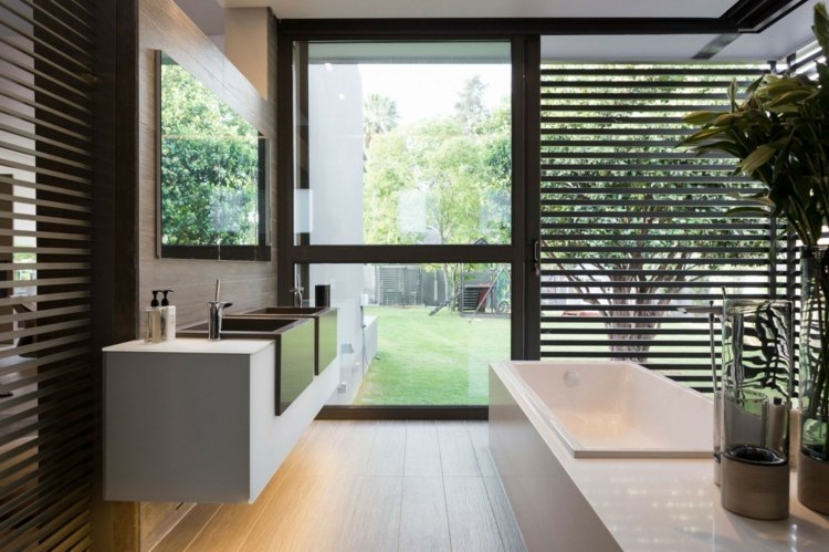 Gabinete de parede de design de banheiro com pia embutida persianas de madeira frentes de vidro