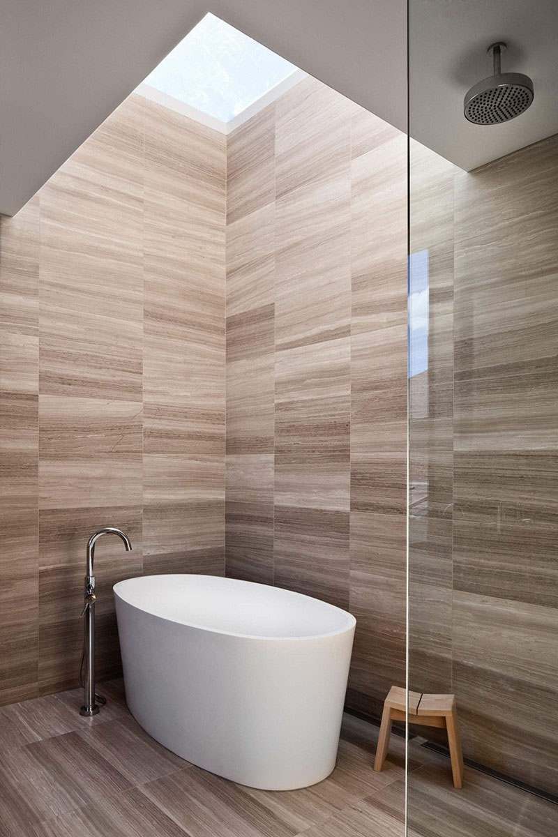 banheiro azulejos chuveiro banheira moderna imitação de madeira bege