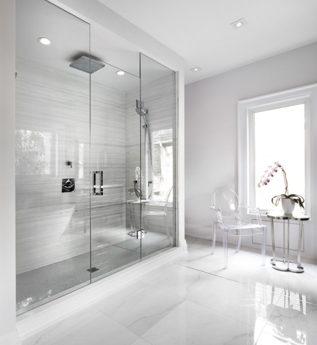 banheiro minimalista com box de vidro e azulejos cinza