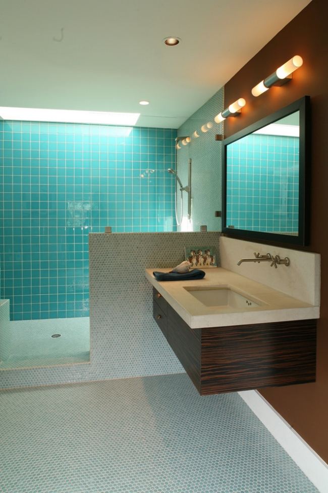 banheiro moderno com ladrilhos de vidro em mosaico azul claro penteadeira flutuante