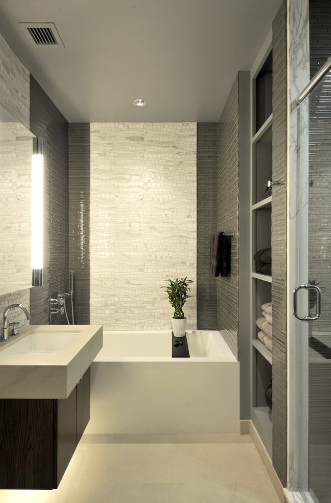 pequena banheira de azulejos de parede de banheiro cinza branco mosaico